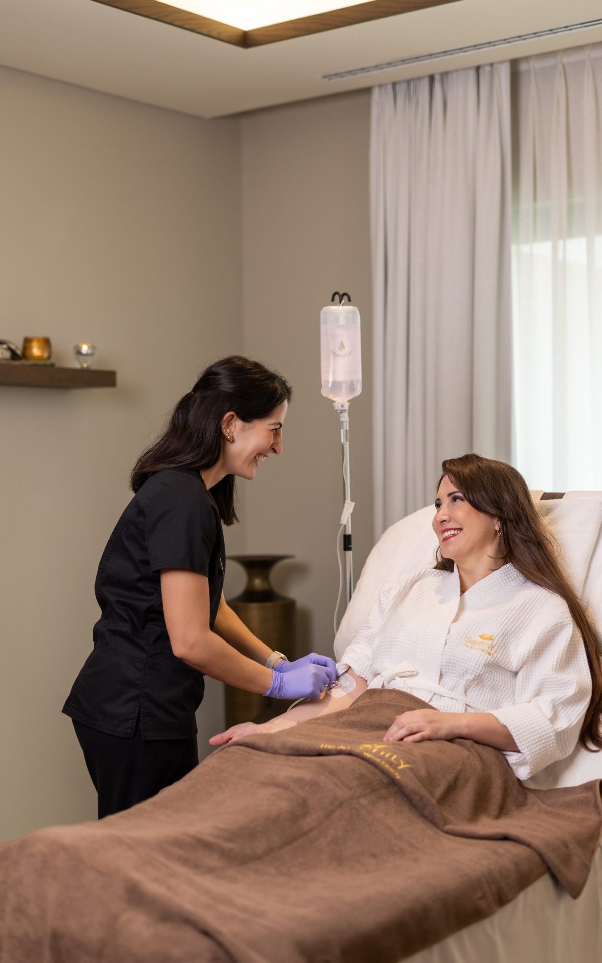 Enfermeira a aplicar um tratamento IV em paciente